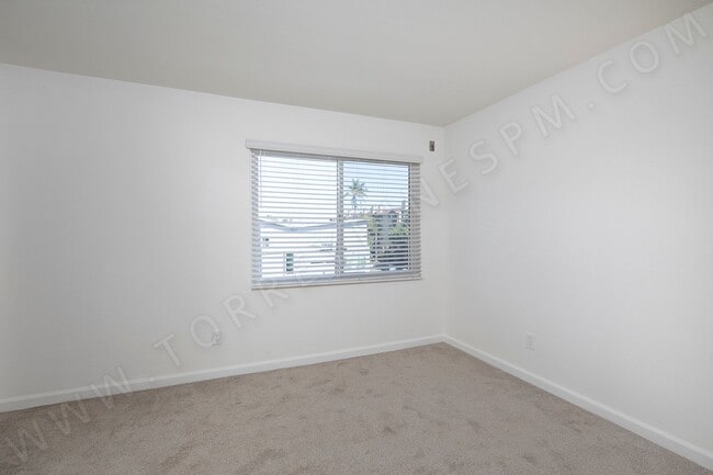 Building Photo - *OPEN HOUSE: 11/4 12-1PM* 1 BR Apartment in Hillcrest with Parking!