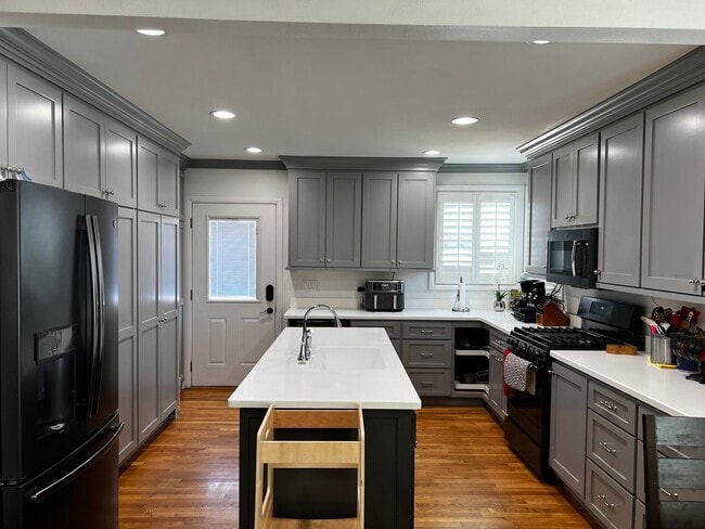 Building Photo - 3 Bed 2 Bath Home For Rent in an Excellent...