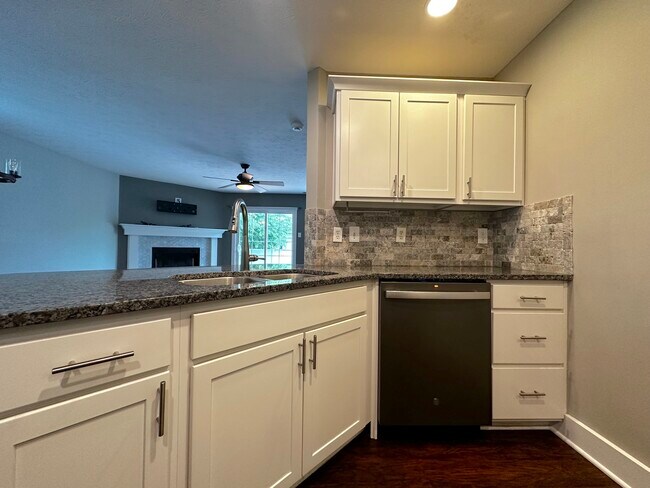 Building Photo - 373 Atherton Dr