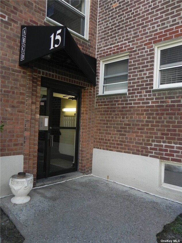 Primary Photo - 15 Schenck Ave