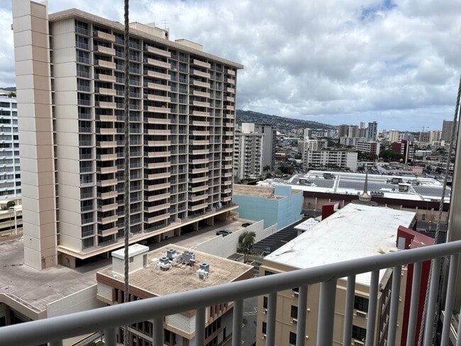 Building Photo - 750 Amana St
