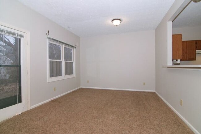Building Photo - 3 Bedroom Townhome in Greenwood