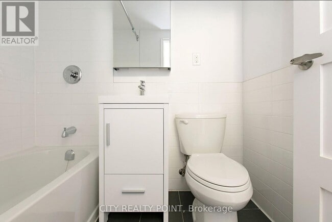 Building Photo - 276 St George St