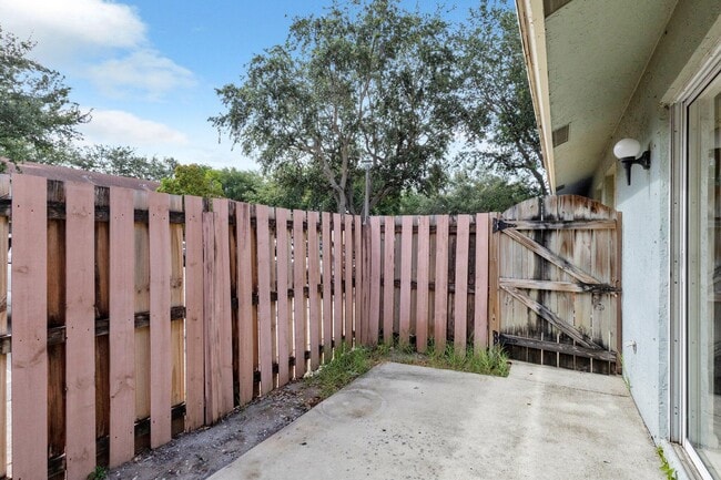 Building Photo - 910 Cypress Way E