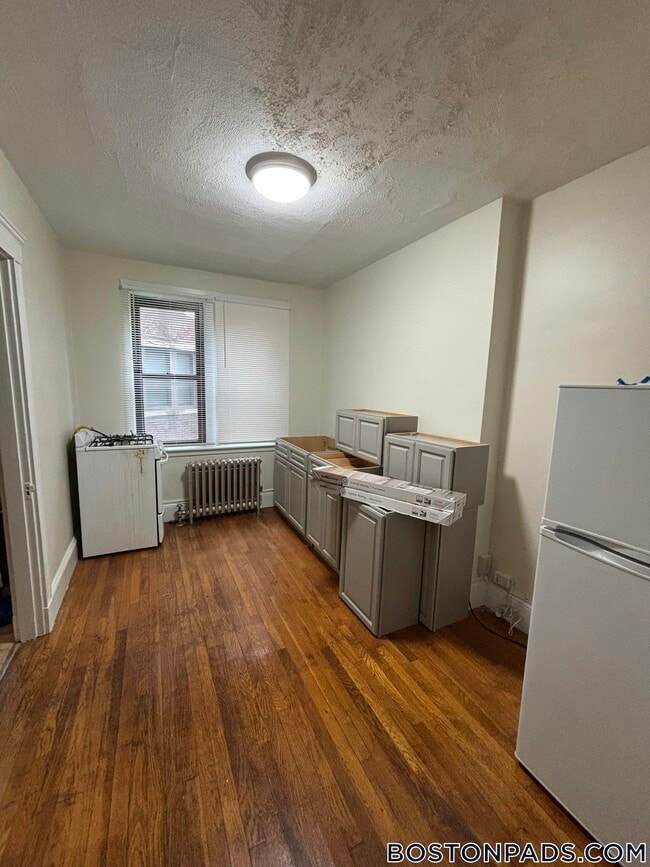 Building Photo - 63 Fellsway W