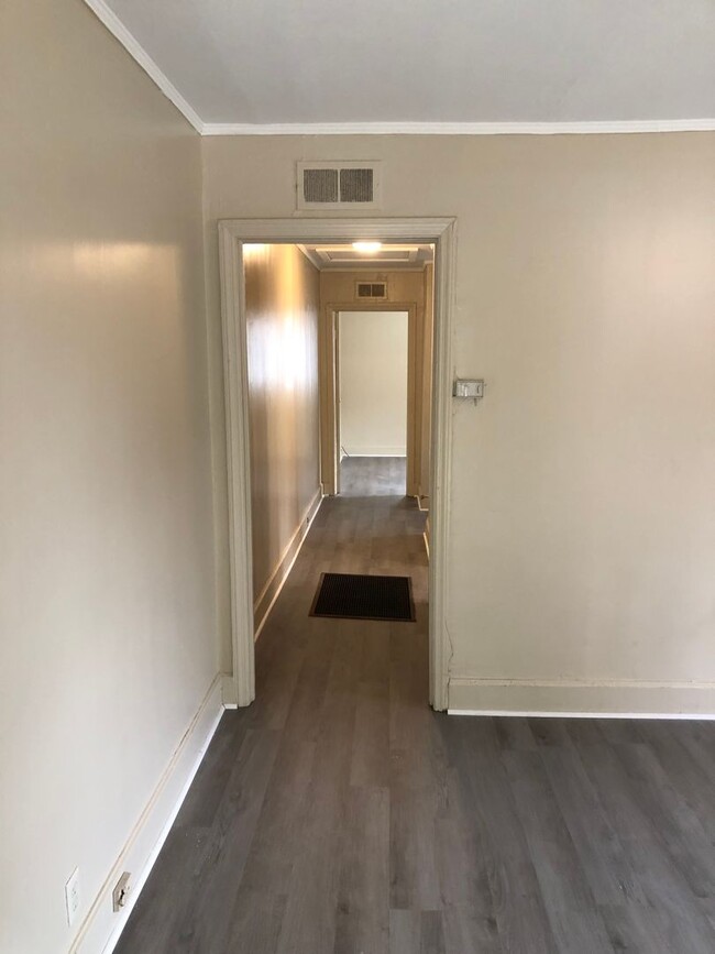Building Photo - Charming 1 Bedroom