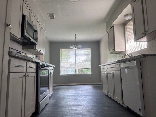 Foto del edificio - 13611 Fernhill Dr