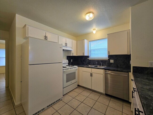 Foto del edificio - AVAILABLE NOW!