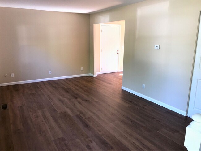 Sala de estar - 4554 Baylor Ct