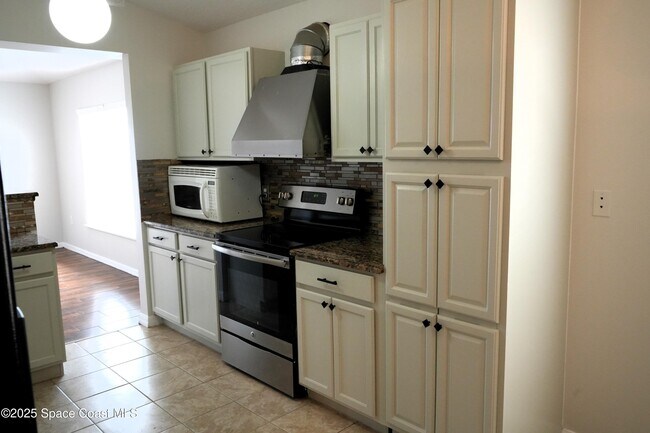 Building Photo - 2125 Canopy Dr