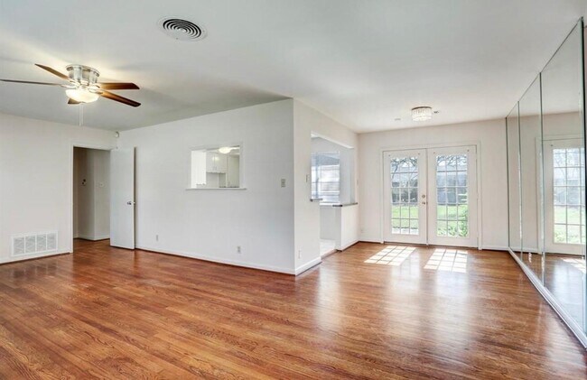 Foto del edificio - 5615 Arboles Dr