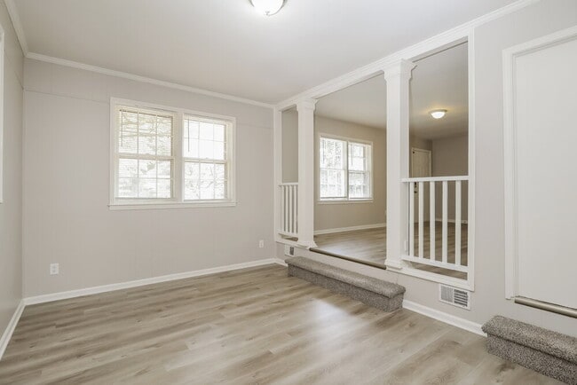 Building Photo - 1556 Wren Rd