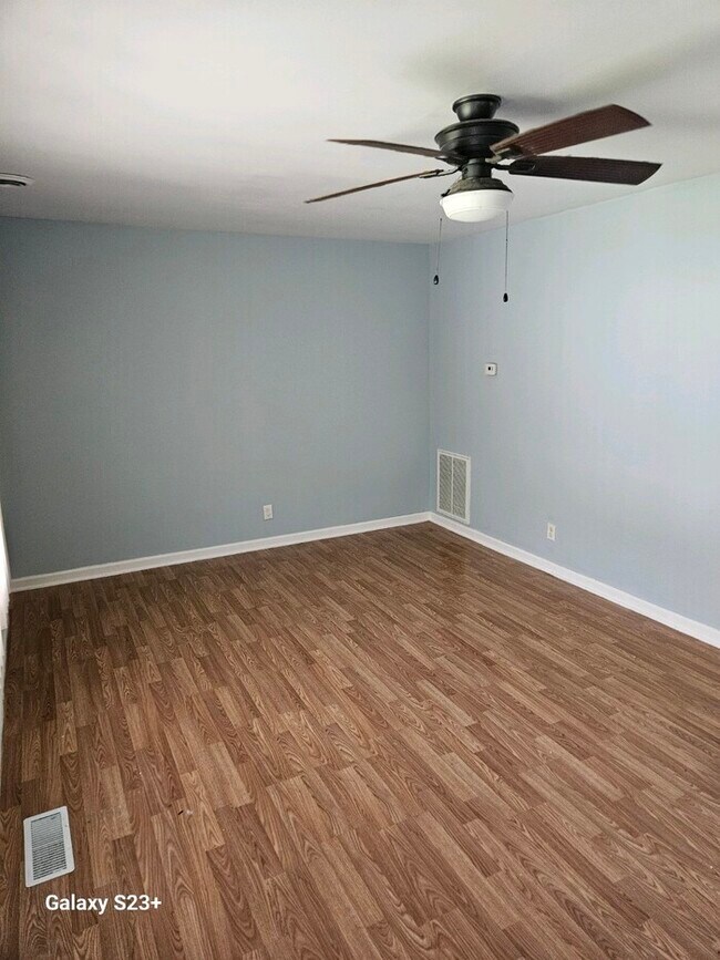 Building Photo - Great 3 bedroom home