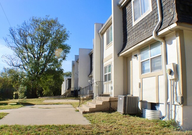 Building Photo - Spacious 4 Bedroom