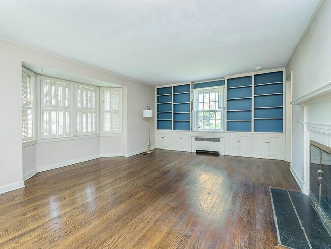 Building Photo - 221 Manhasset Ave