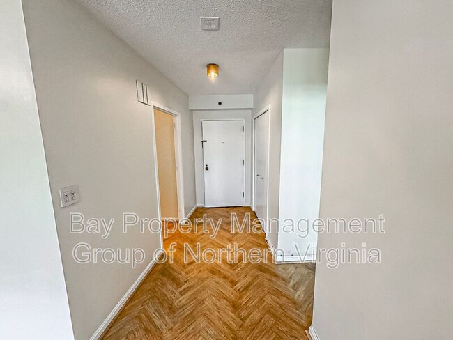 Building Photo - 1805 Crystal Dr