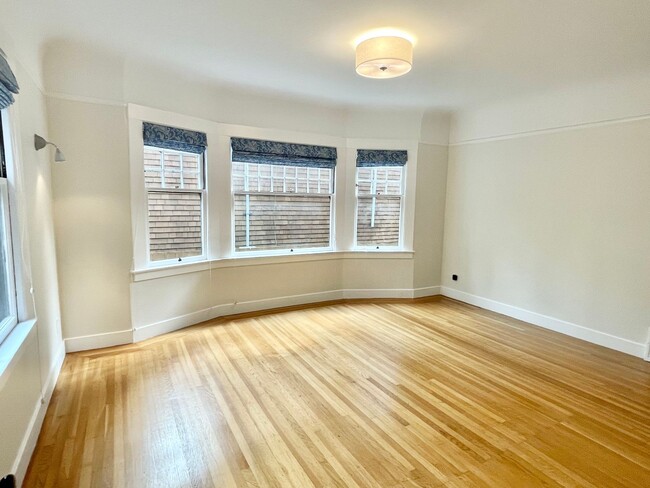 Building Photo - Handsome Jordan Park 1BR/1BA Flat! Modern ...