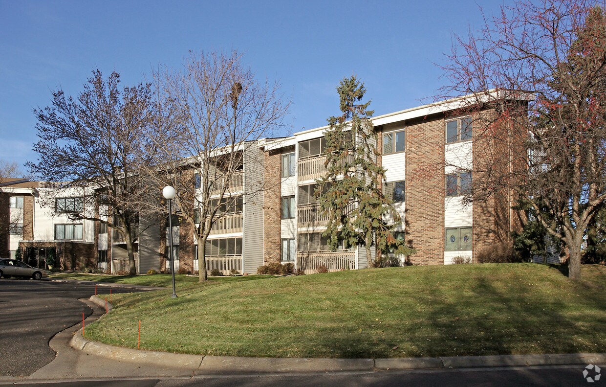 Lakewood Village Condominium Apartments in White Bear Lake, MN