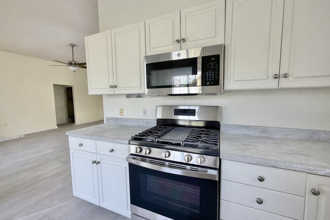 Building Photo - 437 S Shore Dr