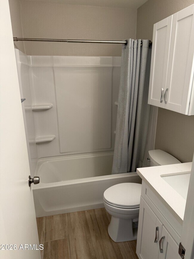 Building Photo - 476 E Linda Ave