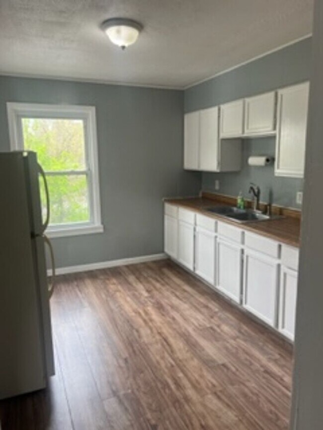 Foto del edificio - Newly Renovated 2 Br 1 Ba Sunroom, Basemen...
