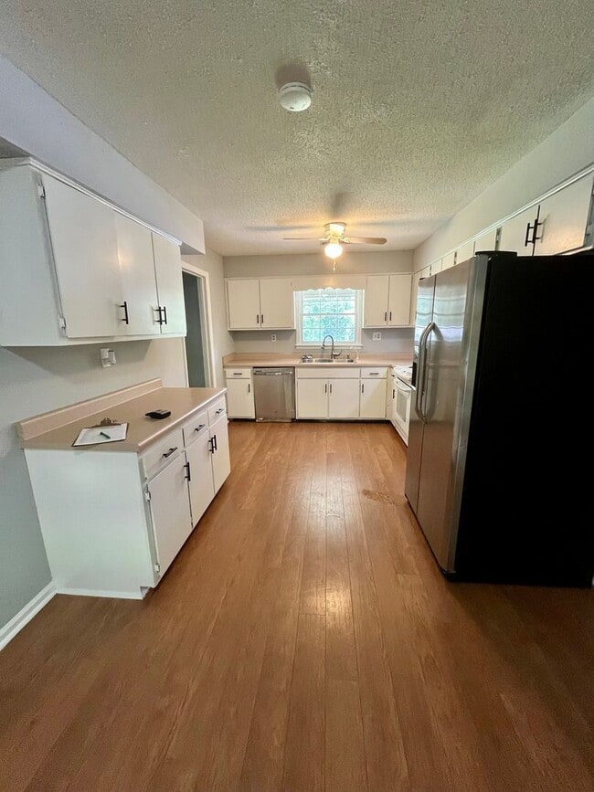 Building Photo - 3 Bed/2 Bath Home