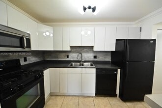 Building Photo - 6900 N Kendall Dr
