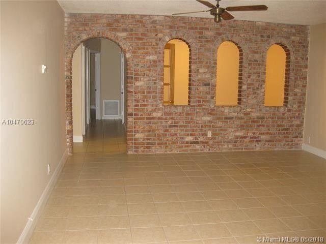 Building Photo - 504 SE 13th Dr