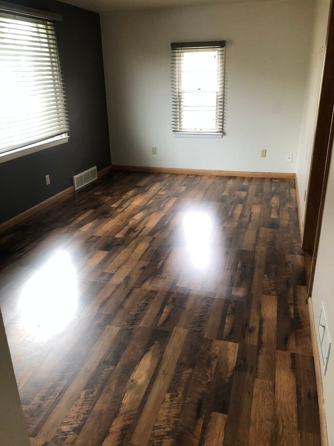 Living room - 922 W Weiland Ave