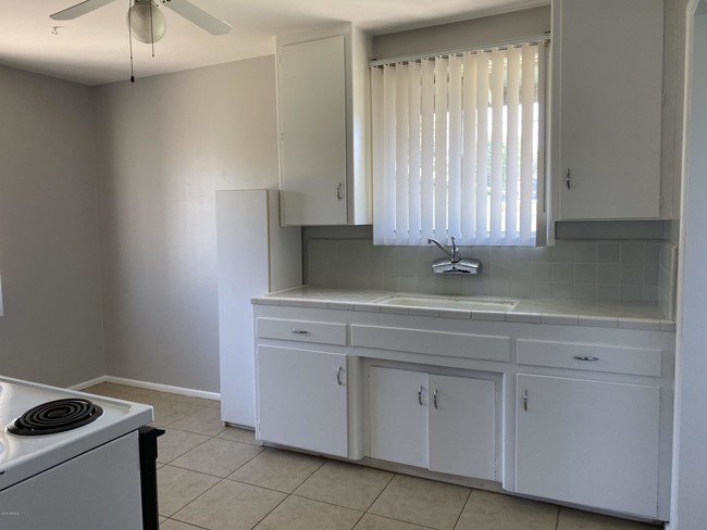 Foto del edificio - 5915 W Orangewood Ave