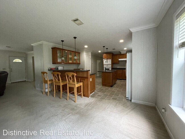 Building Photo - 4 br, 3 bath House - Set outside city limi...
