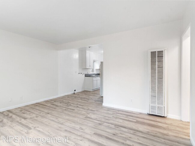 Building Photo - 1 br, 1 bath Apartment - 9326-9330 Park St...