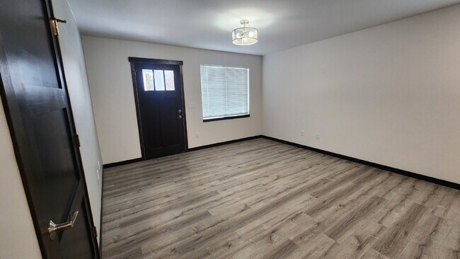 Foto del edificio - Modern 2 Bedroom, 2 Full Bathroom with Gar...