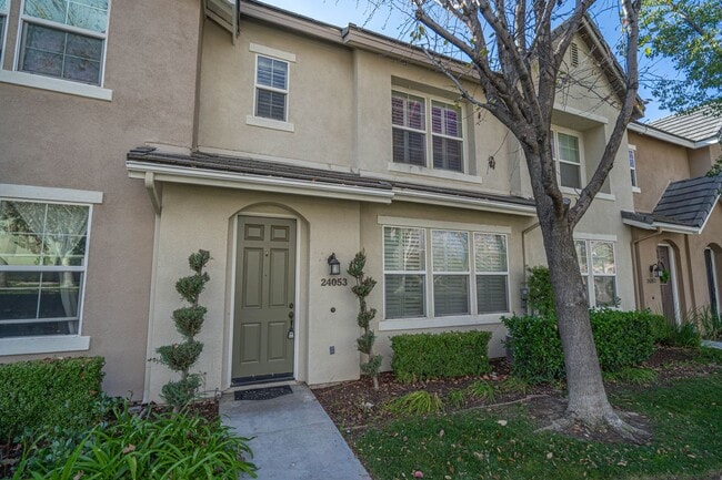 Building Photo - 3-Bedroom Home with Fresh Paint in Creekside of Valencia!