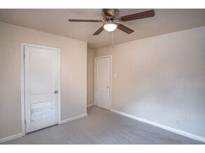 Building Photo - 1003 Poinsettia St