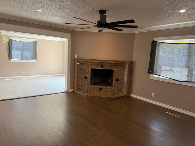 Foto del edificio - 1348 E 213th St