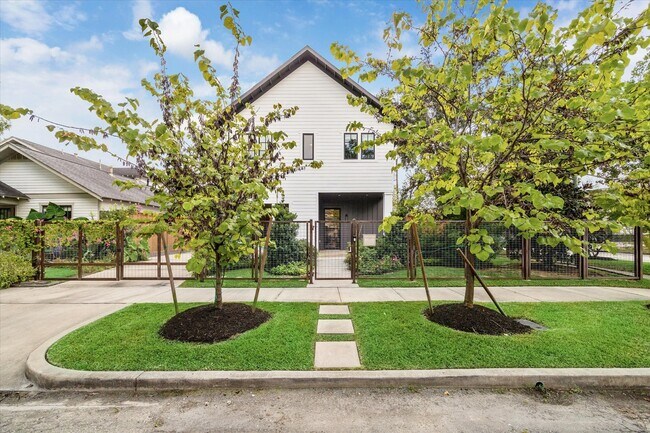 Building Photo - 1136 Woodland St