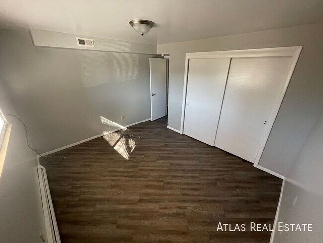 Building Photo - Centrally Located 2 bedroom 1 bath!