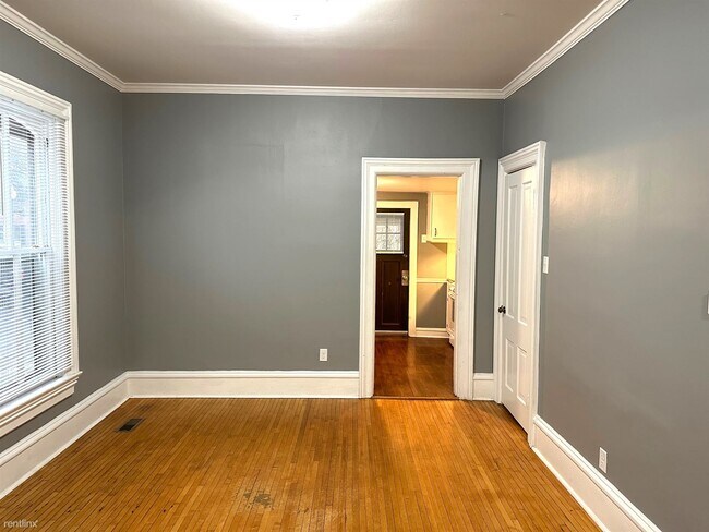 Building Photo - 2 br, 1 bath Duplex - 545 E Chicago St