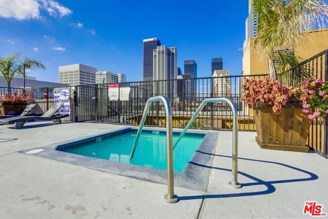 Building Photo - 312 W 5th St