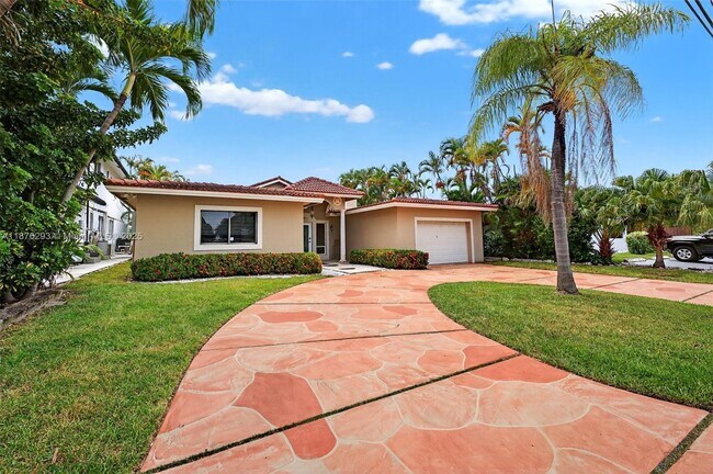 Building Photo - 317 S Riverside Dr