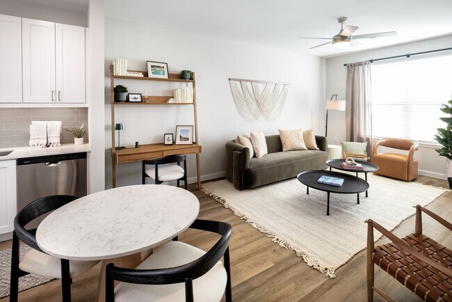 Paquete de acabados I Cocina y sala de estar con piso de superficie dura - Avalon Tech Ridge