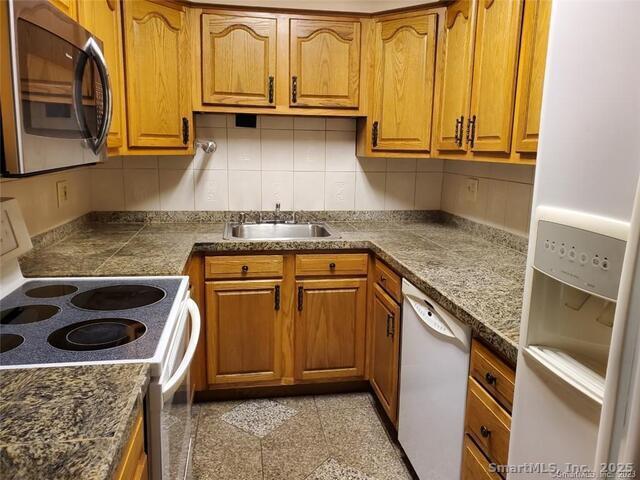 Foto del edificio - 38 Padanaram Ave