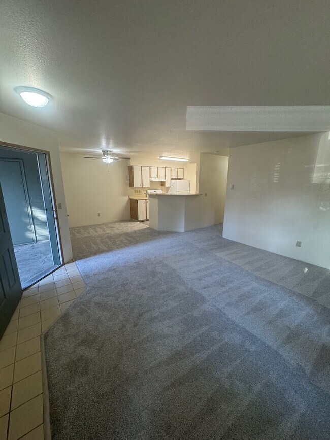 Amplia sala de estar - Forest Green Apartments