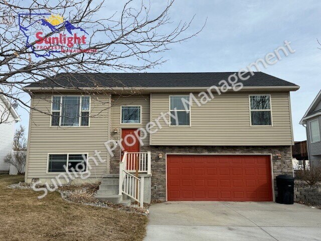 Foto principal - 3 Bed 3 Bath with 2 Car Attached Garage