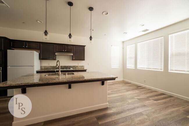 Foto del edificio - Fresno SouthEast Home, Gated Community, Clovis Unified School District, 3BR/2.5BA - Lots of Ameni...