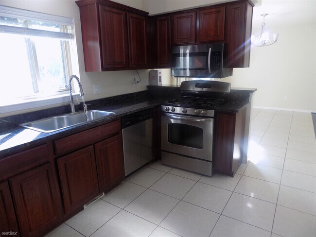 Building Photo - 3 br, 2.5 bath Townhome - 6170 Elarz Dr