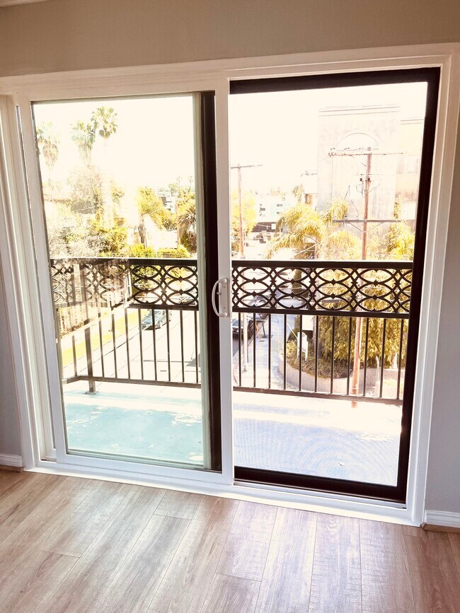 Nuevas ventanas de doble panel - 1355 Sierra Bonita N Ave