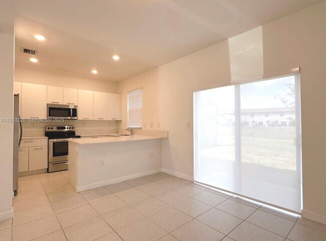 Foto del edificio - 12322 NW 23rd Ct