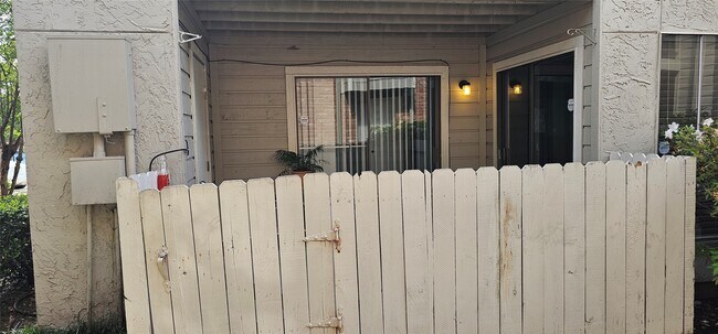 Building Photo - 17401 Red Oak Dr